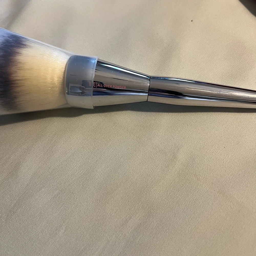 IT Cosmetics Brush for Ulta All Over Jumbo Powder Brush #211, New